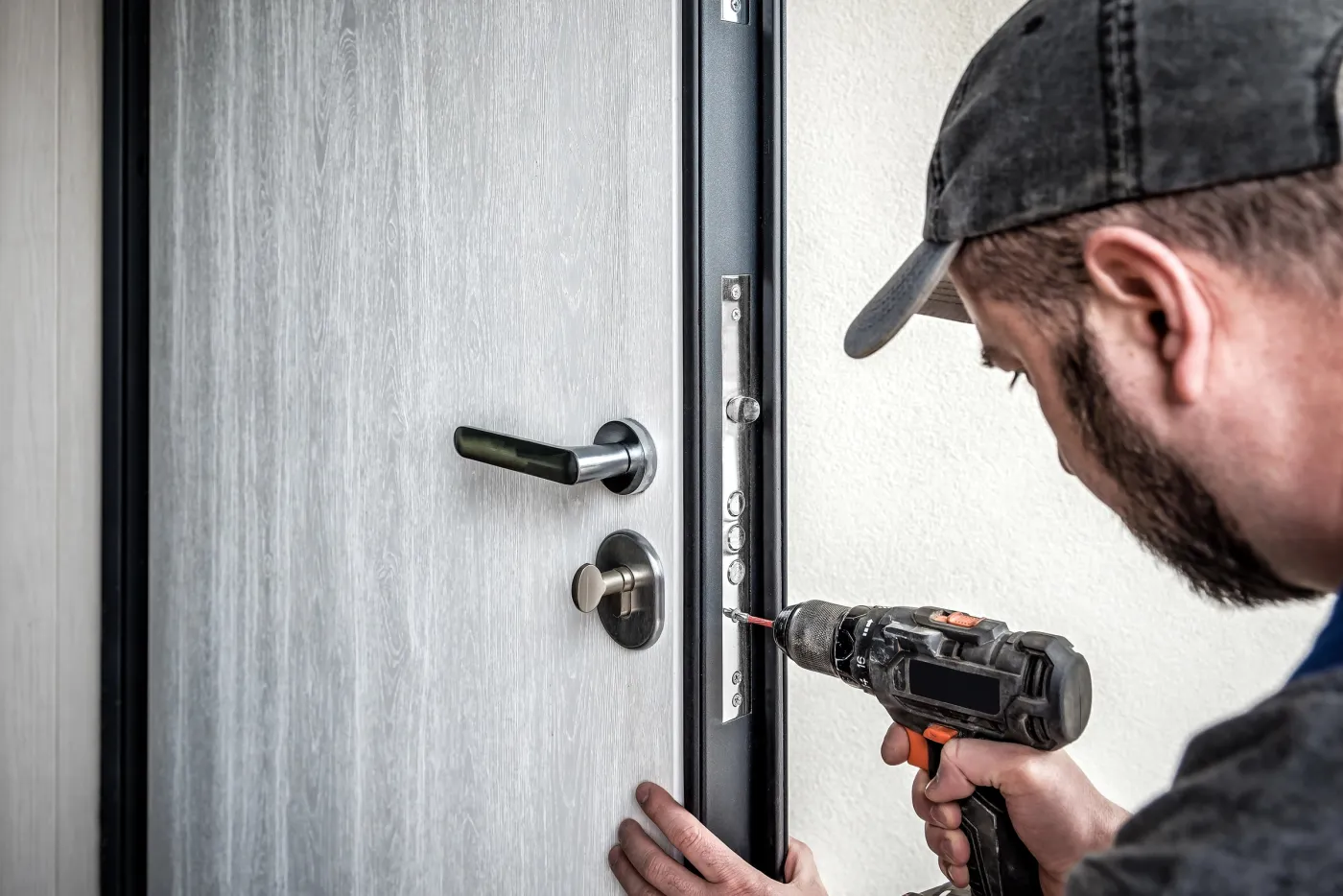 Fixation d'une tôle de blindage sur un ouvrant d'entrée à Viroflay